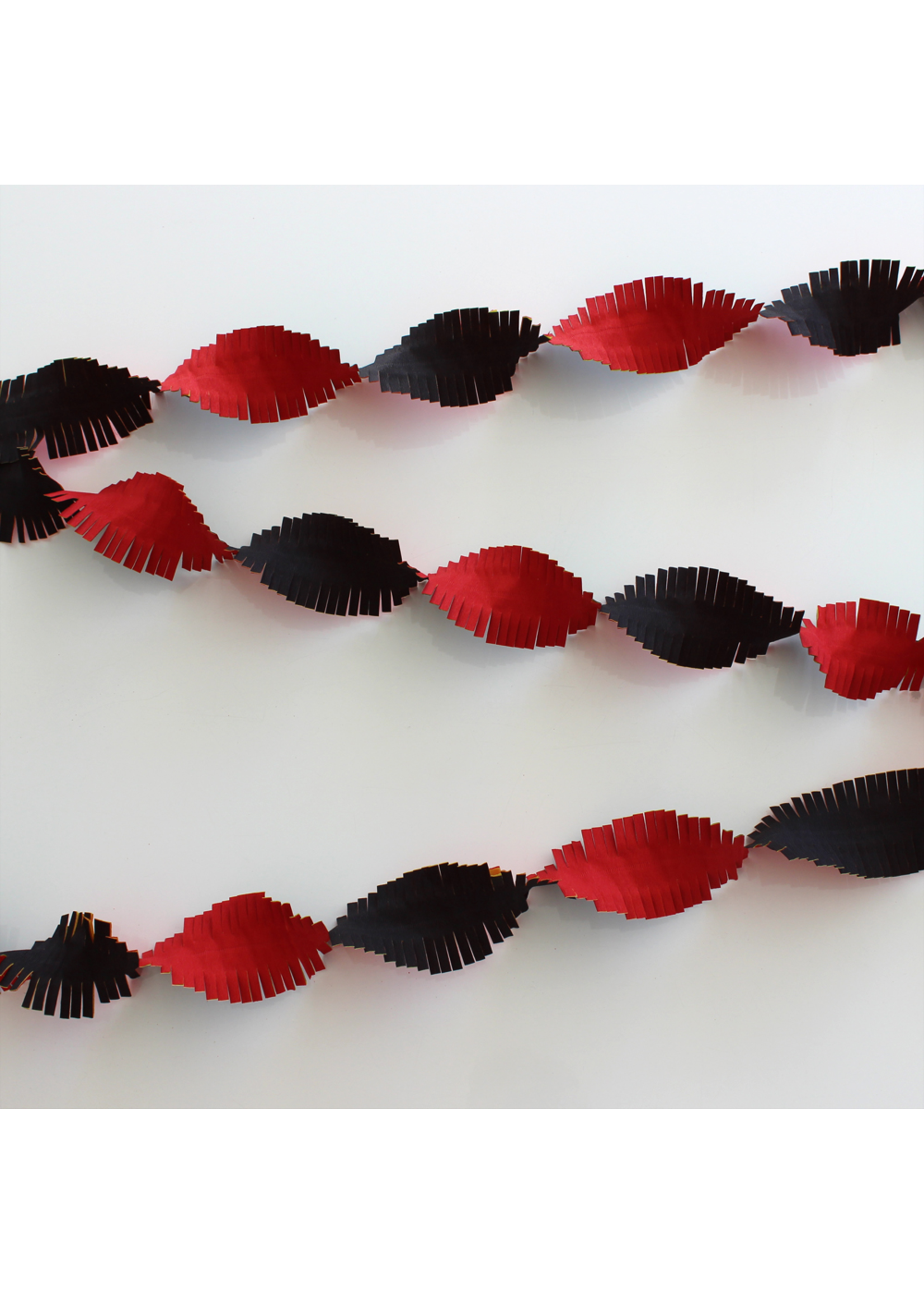 Crepe Guirlande Brandveilig Rood/geel/zwart | Feestkleding Breda 2 Crepe Guirlande Brandveilig Rood/geel/zwart | Feestkleding Breda - Afbeelding 2